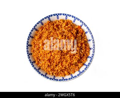 Traditioneller türkischer Bulgur-Pilaf mit Tomatensoße auf dem Teller (türkischer Name; Meyhane pilavi) Stockfoto