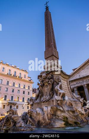 Delphin-Brunnen, entworfen von Giacomo della Porta im Jahr 1575 in Auftrag von Papst Gregor XIII Boncompagni, Piazza della Rotonda, Roma, Lazio, Italia Stockfoto