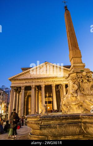 Delfinbrunnen und Pantheon von Agrippa, 126 v. Chr. Roma, Latium, Italia Stockfoto