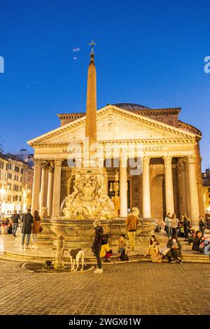 Delfinbrunnen und Pantheon von Agrippa, 126 v. Chr. Roma, Latium, Italia Stockfoto