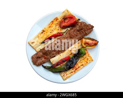 Im türkischen Stil Adana Kebab. Traditionelle türkische Küche Adana Kebab auf hölzernen Tisch. Stockfoto