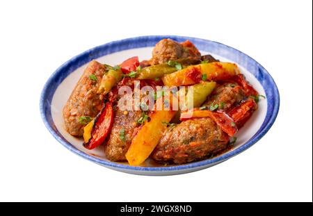 Traditionelle hausgemachte türkische Küche Kofte: Kofta mit Tomatensauce und Kartoffeln. (Türkischer Name; Izmir kofte) Stockfoto