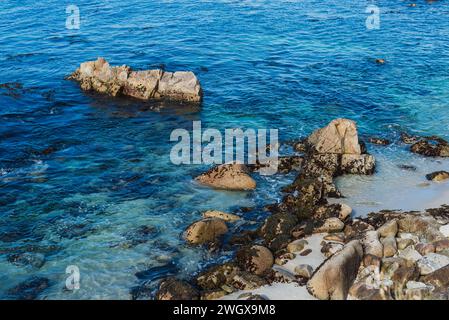 Blick auf den felsigen Strand mit blauem Meer Stockfoto