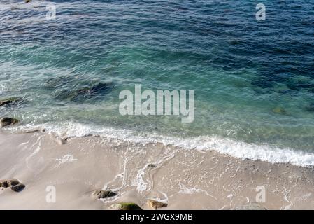 Die Welle stürzt an Land Stockfoto