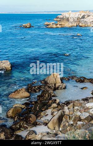 Rocky Coast Line Trifft Auf Blue Sea Stockfoto