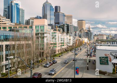 Seattle, WA, USA-4. April 2022: Skyline von Seattle mit Stadtteil Waterfront im Vordergrund. Stockfoto