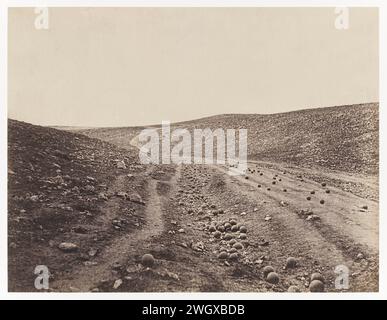 Valley of the Shadow of Death (Tal des Schattens des Todes), aufgenommen während des Krimkrieges von Roger Fenton (1819–1869) am 23. April 1855. Dieses jetzt ikonische Bild zeigt eine schwer bombardierte Straße in einer Schlucht, die von Kanonenkugeln bestreut ist, die vom Russischen Reich auf britische Soldaten abgefeuert wurden. Stockfoto