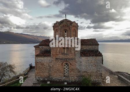 292 Kirche des Heiligen Johannes des Theologen in Kaneo - Sveti Jovan Kaneo - auf der Klippe mit Blick auf Kaneo Strand und See. Ohrid-Nordmazedonien. Stockfoto