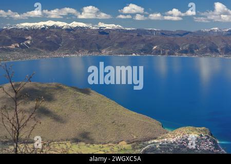 298 Blick nach Westen vom Aussichtspunkt Galicica auf Koritski RID über das Dorf Trpejca und das türkisblaue Wasser des Lake Ohrid. Nordmazedonien. Stockfoto