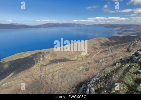 300 Blick nach Nordwesten vom Aussichtspunkt Galicica auf Koritski RID über die Ostküste und das türkisblaue Wasser des Ohridsees. Nordmazedonien Stockfoto