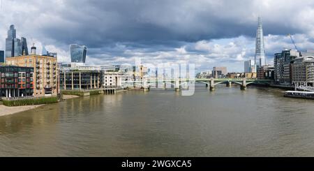 Panoramablick nach Osten entlang der Themse in London unter stimmungsvollem Himmel mit Southwark Bridge Stockfoto