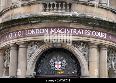 London, Großbritannien - 28. Juli 2023; Schild für City of London Magistrates Court am Gebäude Stockfoto