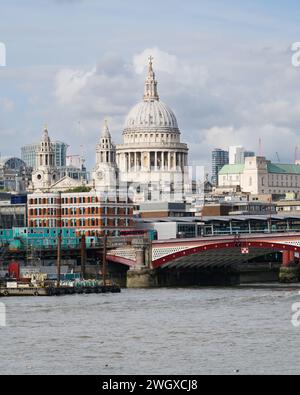 Die Kuppel der St. Paul's Cathedral erhebt sich über der überfüllten Londoner Szene Stockfoto