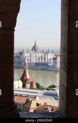 Blick von der Fischerbastei (Halaszbastya) auf das ungarische Parlamentsgebäude (Országház), Budapest Stockfoto
