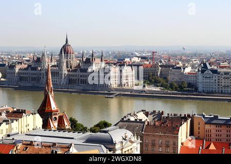 Blick von der Fischerbastei (Halaszbastya) auf das ungarische Parlamentsgebäude (Országház), Budapest Stockfoto