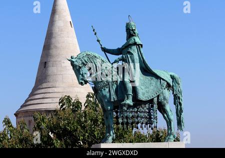 Die Statue des Heiligen Stephan, des ersten Königs von Ungarn, in der Fischerbastei (Halaszbastya) in Budapest Stockfoto