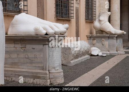 Rom, Italien. Februar 2024. Die erhaltenen Teile der Statue des römischen Kaisers Konstantin des Großen (um 280''„337) sind in einem Innenhof der Kapitolinischen Museen zu sehen. Präsentation der Reproduktion des Kolosses von Konstantin im Garten der Villa Caffarelli in den Kapitolinischen Museen in Rom, Italien. Die 13 Meter hohe Statue ist eine Kopie des Kolosses im Maßstab 1:1, der den römischen Kaiser Konstantin I. darstellt. der Umbau erfolgte durch innovative Techniken, ausgehend von den Originalstücken aus dem 4. Jahrhundert, die im Innenhof des Museums aufbewahrt wurden. (Credit Image: © Stefano Costantino/SOPA Images via ZUMA Stockfoto