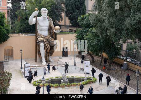 Rom, Italien. Februar 2024. Die Besucher besuchen die Pressevorschau der rekonstruierten monumentalen Statue des römischen Kaisers Konstantin dem Großen (272-337), des „Kolosses von Konstantin“ im Garten der Villa Caffarelli, Teil der Kapitolinischen Museen. Präsentation der Reproduktion des Kolosses von Konstantin im Garten der Villa Caffarelli in den Kapitolinischen Museen in Rom, Italien. Die 13 Meter hohe Statue ist eine Kopie des Kolosses im Maßstab 1:1, der den römischen Kaiser Konstantin I. darstellt. neu aufgebaut durch innovative Techniken ausgehend von den Originalstücken aus dem 4. Jahrhundert, die in Th aufbewahrt wurden Stockfoto