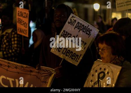 Madrid, Madrid, Spanien. Februar 2024. Aktivisten und Nachbarn mit Spruchbändern während einer Kundgebung im Stadtteil Lavapies in Madrid zum Gedenken an die 14 Todesopfer der Tragödie von El Tarajal. Am 6. Februar 2014 benutzte die spanische Zivilwache Kampfausrüstung, um Migranten daran zu hindern, auf spanischem Territorium zu schwimmen, wo 14 Menschen ertranken. (Kreditbild: © Luis Soto/ZUMA Press Wire) NUR REDAKTIONELLE VERWENDUNG! Nicht für kommerzielle ZWECKE! Stockfoto