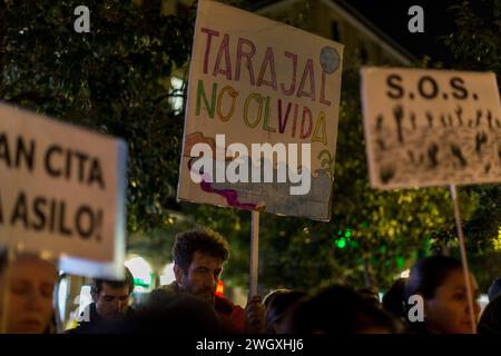 Madrid, Madrid, Spanien. Februar 2024. Aktivisten und Nachbarn mit Spruchbändern während einer Kundgebung im Stadtteil Lavapies in Madrid zum Gedenken an die 14 Todesopfer der Tragödie von El Tarajal. Am 6. Februar 2014 benutzte die spanische Zivilwache Kampfausrüstung, um Migranten daran zu hindern, auf spanischem Territorium zu schwimmen, wo 14 Menschen ertranken. (Kreditbild: © Luis Soto/ZUMA Press Wire) NUR REDAKTIONELLE VERWENDUNG! Nicht für kommerzielle ZWECKE! Stockfoto