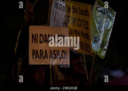 Madrid, Madrid, Spanien. Februar 2024. Aktivisten und Nachbarn mit Spruchbändern während einer Kundgebung im Stadtteil Lavapies in Madrid zum Gedenken an die 14 Todesopfer der Tragödie von El Tarajal. Am 6. Februar 2014 benutzte die spanische Zivilwache Kampfausrüstung, um Migranten daran zu hindern, auf spanischem Territorium zu schwimmen, wo 14 Menschen ertranken. (Kreditbild: © Luis Soto/ZUMA Press Wire) NUR REDAKTIONELLE VERWENDUNG! Nicht für kommerzielle ZWECKE! Stockfoto