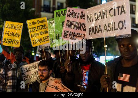 Madrid, Madrid, Spanien. Februar 2024. Aktivisten und Nachbarn mit Spruchbändern während einer Kundgebung im Stadtteil Lavapies in Madrid zum Gedenken an die 14 Todesopfer der Tragödie von El Tarajal. Am 6. Februar 2014 benutzte die spanische Zivilwache Kampfausrüstung, um Migranten daran zu hindern, auf spanischem Territorium zu schwimmen, wo 14 Menschen ertranken. (Kreditbild: © Luis Soto/ZUMA Press Wire) NUR REDAKTIONELLE VERWENDUNG! Nicht für kommerzielle ZWECKE! Stockfoto