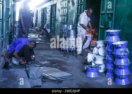 Nakuru, Kenia. Februar 2024. Ein Schweißer arbeitet in seiner Werkstatt auf dem Bama Artisan Market in Nakuru. Der informelle Sektor Kenia Jua Kali beschäftigt mehr als 15 Millionen Kenianer mit handwerklichen Fähigkeiten. (Foto: James Wakibia/SOPA Images/SIPA USA) Credit: SIPA USA/Alamy Live News Stockfoto