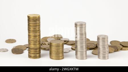 Münzhaufen auf weißem Hintergrund, verstreute Münzen dahinter. Grafik der Münzen, ukrainische Griwna. Das Konzept des Sparens. Stockfoto