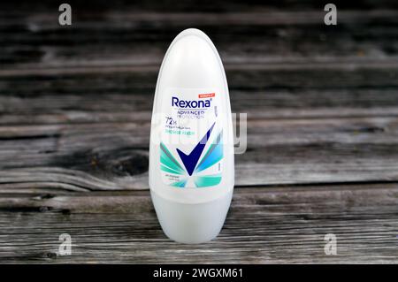 Kairo, Ägypten, 4. Februar 2024: Rexona Anti-Transpirant Dusche frisch, verbesserter Schutz 72 Stunden, Rexona ist ein australisches Deo- und Antitranspirant Stockfoto