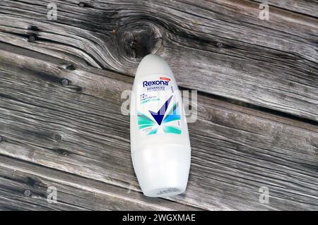 Kairo, Ägypten, 4. Februar 2024: Rexona Anti-Transpirant Dusche frisch, verbesserter Schutz 72 Stunden, Rexona ist ein australisches Deo- und Antitranspirant Stockfoto