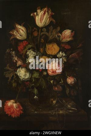 Stillleben mit Blumen, Abraham van Beyeren, ca. 1660 - 1690 Gemälde Stillleben mit Blumen. Ein Blumenstrauß, darunter Tulpen und Rosen, in einer Glasvase auf einem Tisch. Eine Uhr neben der Vase. Leinwand. Ölfarbe (Farbe) Blüten in einer Vase Stockfoto
