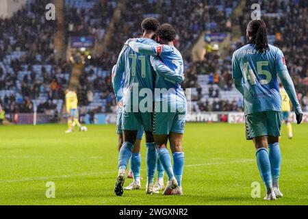 Coventry, Großbritannien. Februar 2024. Coventry City Stürmer Haji Wright (11) erzielt ein TOR 4-1 und feiert mit Coventry City Verteidiger Joel Latibeaudiere (22) während des Coventry City FC gegen Sheffield Wednesday FC Emirates FA Cup 4. Runde Replay in der Coventry Building Society Arena, Coventry, England, Vereinigtes Königreich am 6. Februar 2024 Guthaben: Jede Zweite Media/Alamy Live News Stockfoto