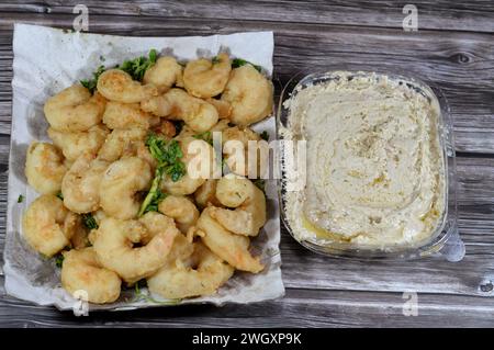 Tahini und gebratene Garnelen, die mit Mehl bedeckt und in tiefem heißem Öl frittiert sind, sind Krebstiere (eine Form von Schalentieren) mit einem langen Körper und einer Prima Stockfoto