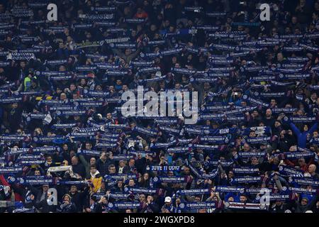 Mailand, Italien. Februar 2024. Italien, Mailand, 4. februar 2024: Fans des FC Inter zeigen Schals und singen auf der Tribüne während des Fußballspiels FC Inter gegen Juventus FC, Serie A 2023-2024 Tag 23 im San Siro Stadion (Foto: © Fabrizio Andrea Bertani/Pacific Press via ZUMA Press Wire) NUR REDAKTIONELLE VERWENDUNG! Nicht für kommerzielle ZWECKE! Stockfoto