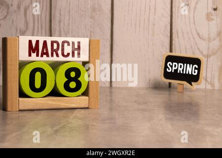 Frauentag 8. März mit Holzblockkalender. Stockfoto