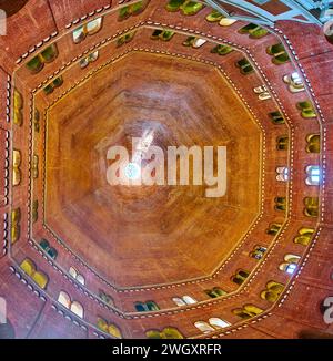 CREMONA, ITALIEN - 6. APRIL 2022: Die mittelalterliche Backsteinkuppel des Baptisteriums von Cremona, Lombardei, Italien Stockfoto