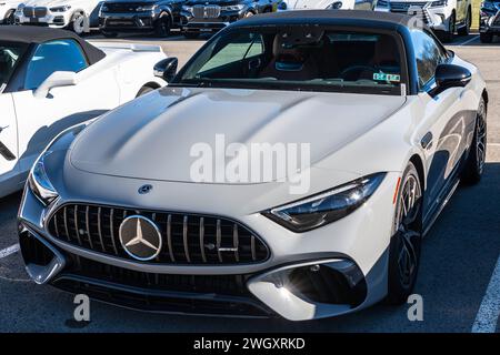 Ein gebrauchter 2022er Mercedes-Benz SL AMG SL 63 zum Verkauf in einem Händlerbetrieb Stockfoto