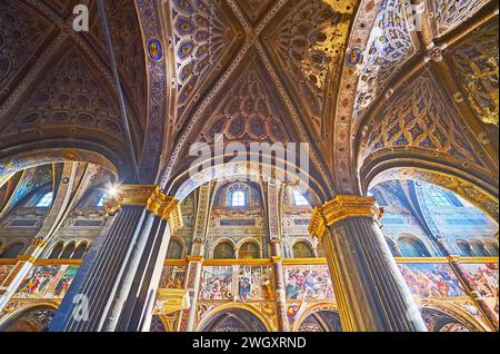 CREMONA, ITALIEN - 6. APRIL 2022: Fresken und Stuckverzierungen des Gewölbes in der Arkade der Kathedrale von Cremona, Italien Stockfoto