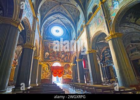 CREMONA, ITALIEN - 6. APRIL 2022: Innenraum und Meisterwerk der Gegenfassade der Kathedrale Santa Maria Assunta mit Szenen der Auferstehung, Ablagerung Stockfoto