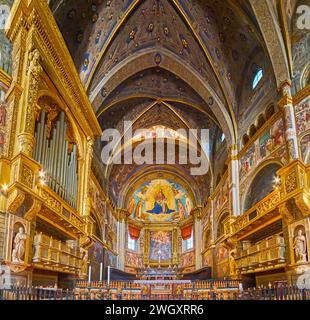 CREMONA, ITALIEN - 6. APRIL 2022: Innenraum der Kathedrale Santa Maria Assunta mit Altar, Fresken-Halbkuppel, Chor, Orgel, geschnitzten und mit Fresken geschmückten Wänden und Stockfoto