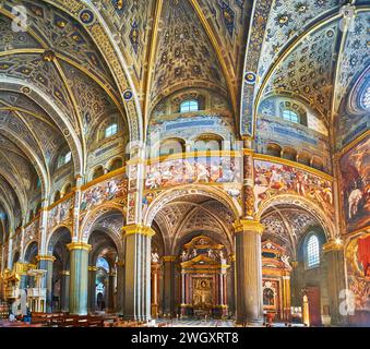 CREMONA, ITALIEN - 6. APRIL 2022: Das mit Fresken versehene Innere der mittelalterlichen Kathedrale Santa Maria Assunta mit hohen Mauern, Säulen, Arkaden und Rippengewölbe Stockfoto