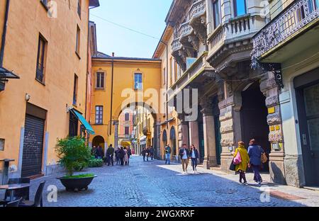 Historische Straße Corso Umberto I mit wunderschönen Häusern und Bogenpass zur Piazza della Vittoria in Lodi, Italien Stockfoto