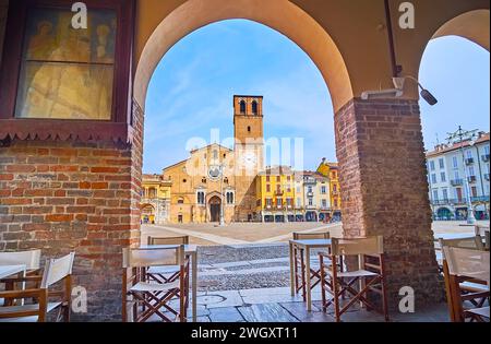 Die Piazza della Vittoria mit dem Duomo di Lodi (Kathedrale) und historischen Häusern durch den Backsteinbogen, Lodi, Lombardei, Italien Stockfoto