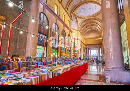 CREMONA, ITALIEN - 6. APRIL 2022: Innenraum der historischen Galleria XXV Aprile mit Verkaufsständen des Buchmarktes, Cremona, Italien Stockfoto