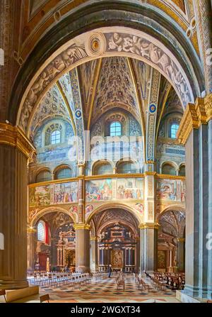 CREMONA, ITALIEN - 6. APRIL 2022: Der mit Fresken geschmückte Bogen der Kathedrale Santa Maria Assunta mit Blick auf den verzierten Gebetssaal und die Altäre der Lieben Frau von Gnaden Stockfoto