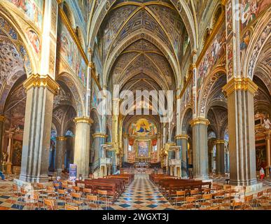 CREMONA, ITALIEN - 6. APRIL 2022: Panoramablick auf das Innere der Kathedrale Santa Maria Assunta mit reichen Dekorationen, hohen Säulen und malerischem Altar, Lombard Stockfoto