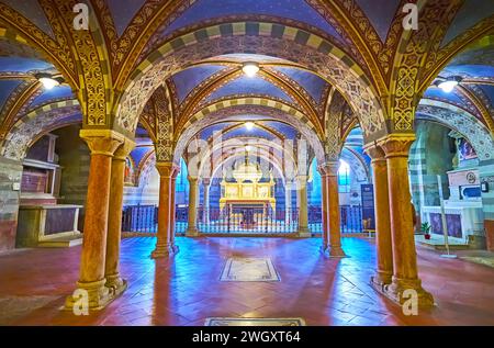 CREMONA, ITALIEN - 6. APRIL 2022: Reich verzierte Freskenhalle der Homobonus-Krypta mit hoher Arche der Heiligen Marcellino und Peter Exorcist, Kathedrale von Cremona I. Stockfoto