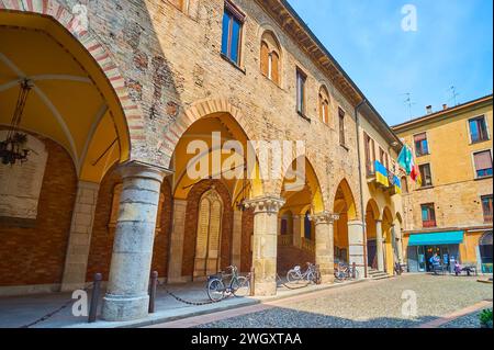 Die mittelalterliche Arkade aus Steinmauern des Palazzo del Broletto von der Piazza Broletto in Lodi, Italien Stockfoto