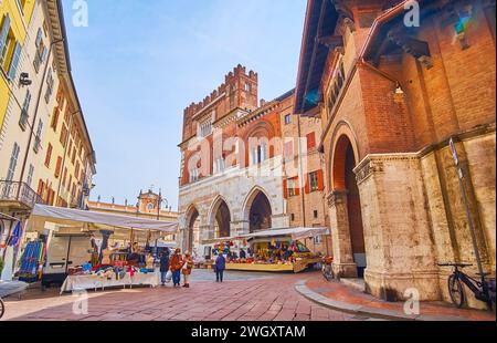 Der kleine Marktstand an der Piazzetta Grida an den Gebäuden Palazzo Comunale und Loggetta delle Grida, Piacenza, Italien Stockfoto