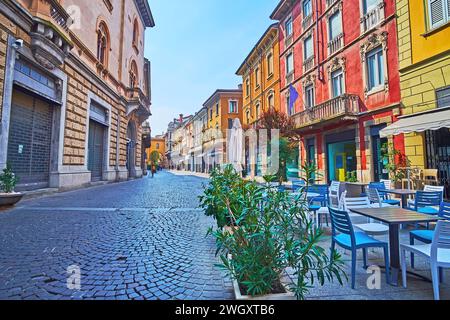 Historische Häuser säumen die enge Straße Corso Umberto I, die sich in der Altstadt von Lodi, Lombardei, Italien, befindet Stockfoto